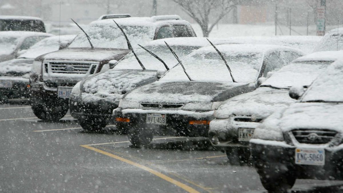 Nieva y tu auto está fuera ¿Limpiaparabrisas arriba o abajo?