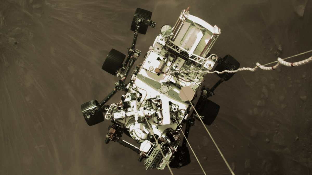 Impresionante foto muestra al Perseverance descendiendo a Marte