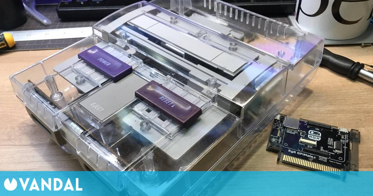 Las consolas retro con carcasas transparentes vuelven a ponerse de moda