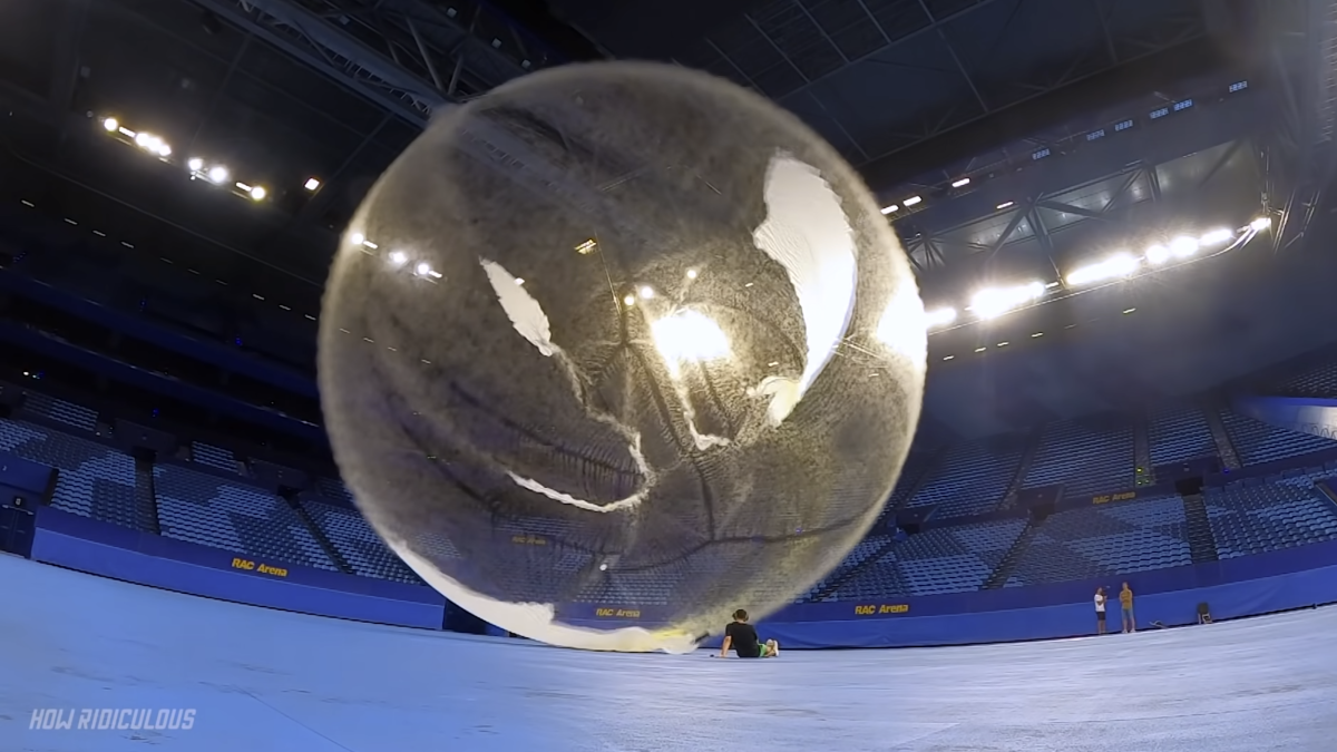 Contempla cómo explota el globo más grande del mundo a cámara lenta
