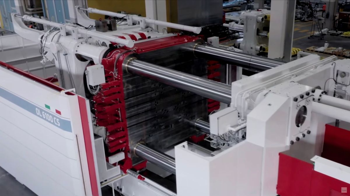 Así es la gigantesca prensa de 8000 toneladas con la que Tesla fabricará el Cybertruck