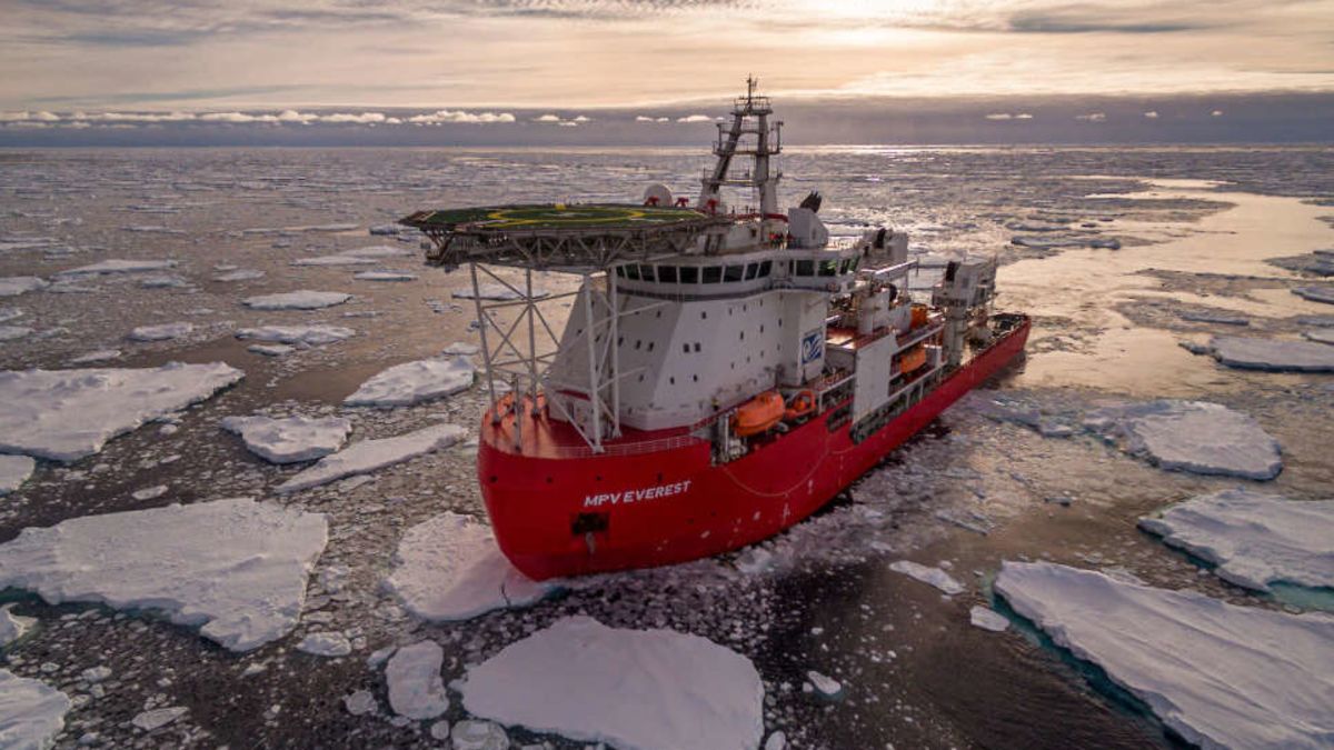 Un incendio en un barco interrumpe una expedición antártica
