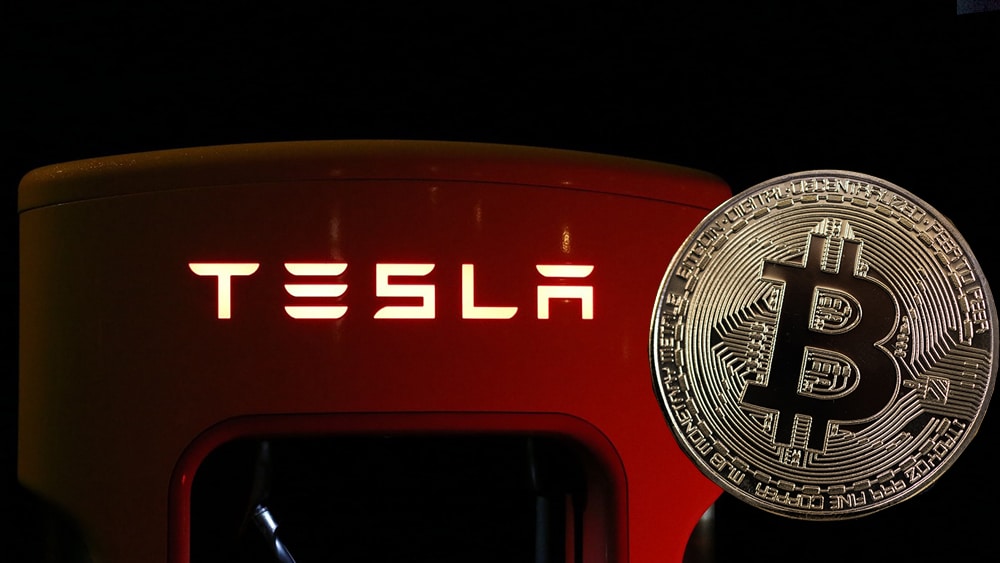 Tesla deja de aceptar bitcoin como pago y caen precios de BTC y de TSLA