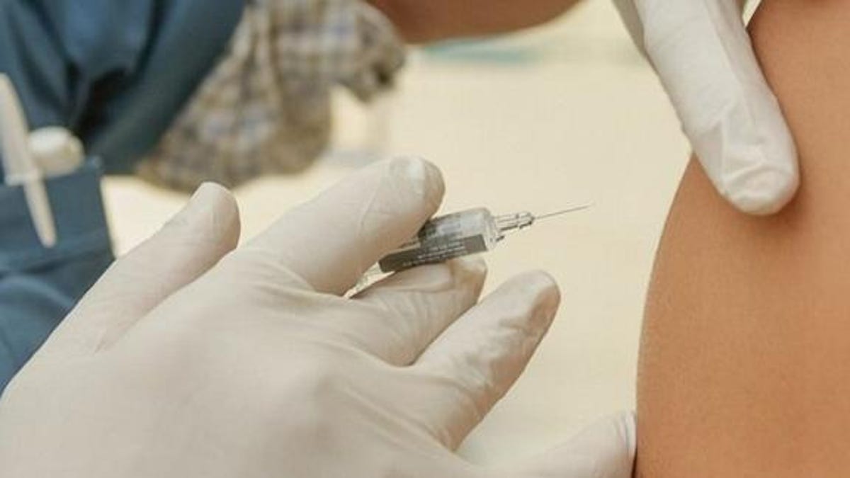 Por qué las vacunas del COVID-19 causan dolor en el brazo