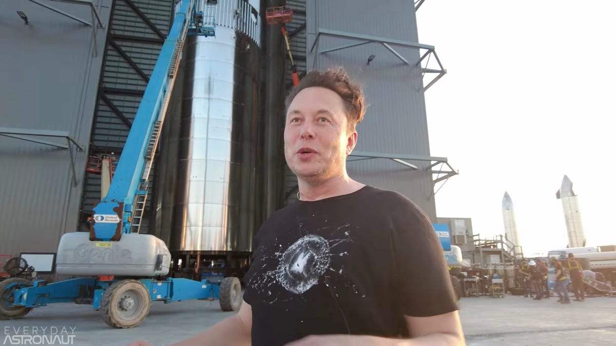 Elon Musk abre las puertas de la fábrica de Starship en un insólito vídeo de dos horas