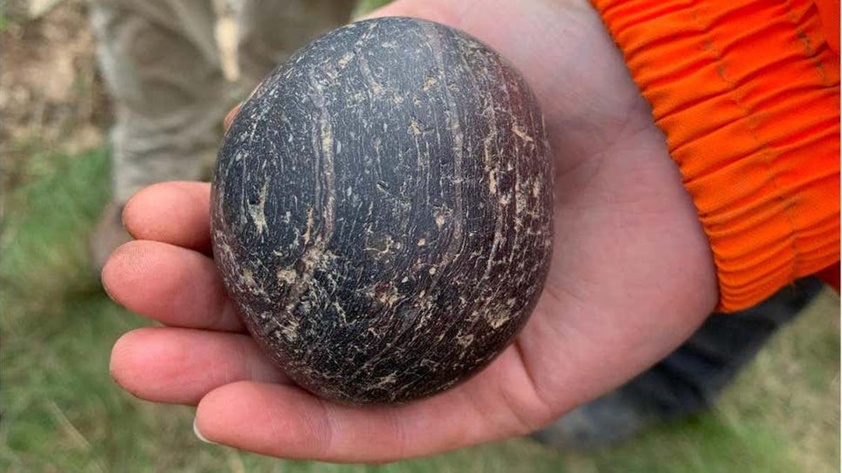 Encuentran misteriosas bolas de piedra en una tumba escocesa