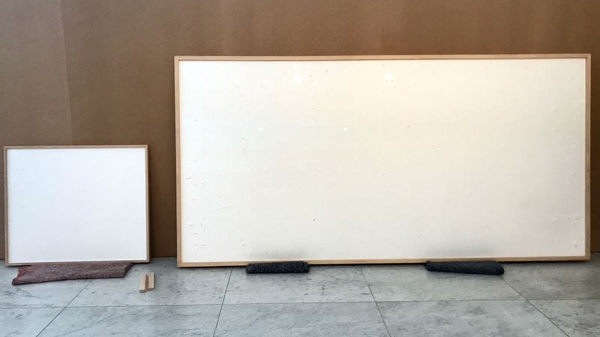 Un museo le da 84K para dos obras. Entrega dos lienzos en blanco