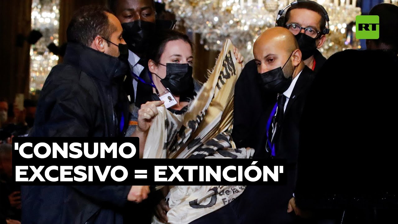 Una activista irrumpe en un desfile de moda de Louis Vuitton @RT Play en Español