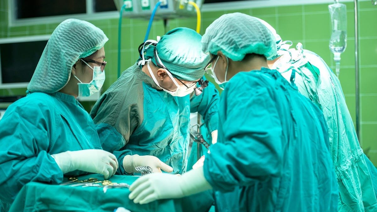 Un hombre termina con cemento en el corazón tras una cirugía