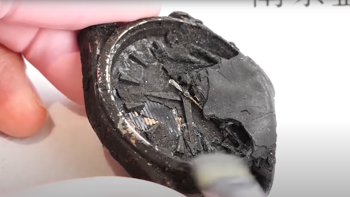 La increíble restauración de un reloj destrozado en un incendio