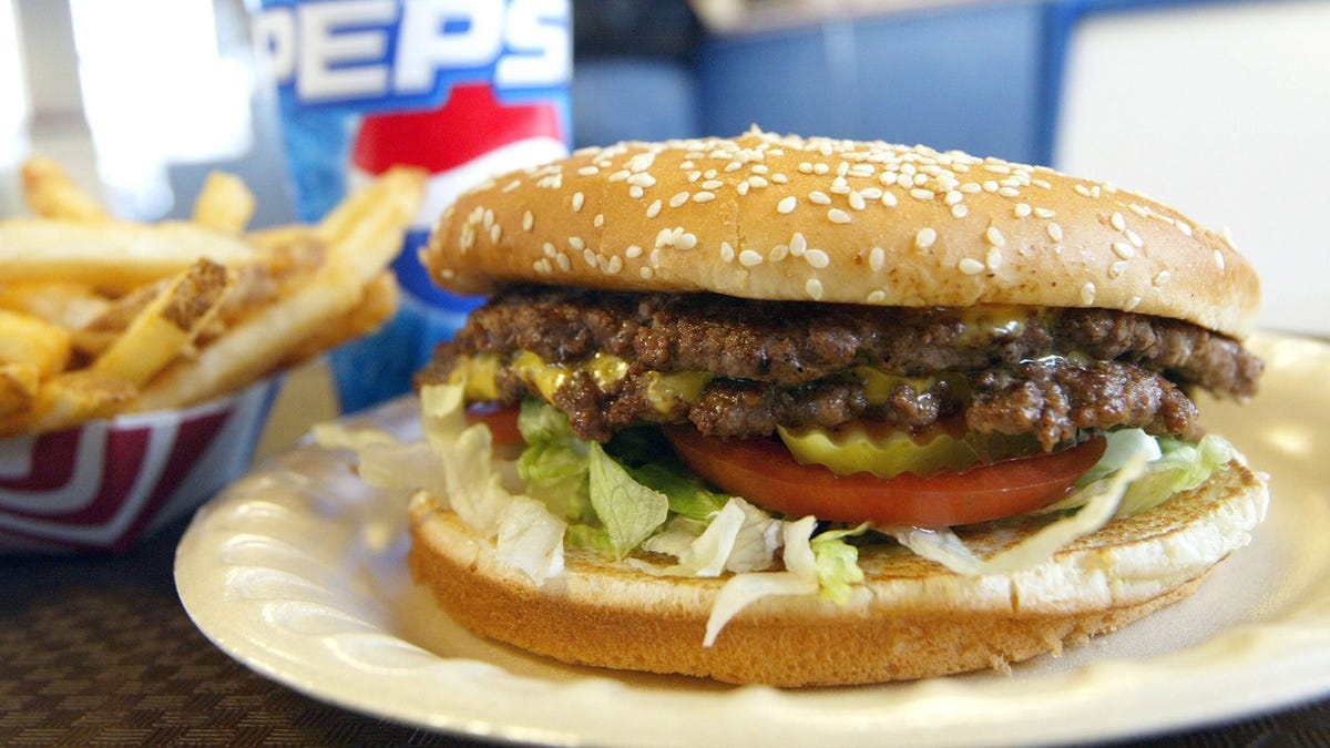 Encuentran niveles altos de químicos que alteran las hormonas en hamburguesas y burritos