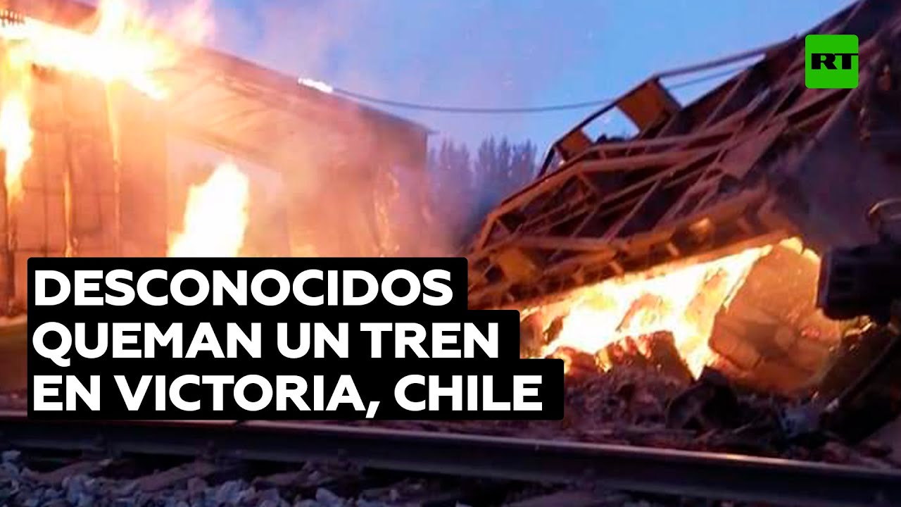Desconocidos queman un tren luego de descarrilarlo en Chile