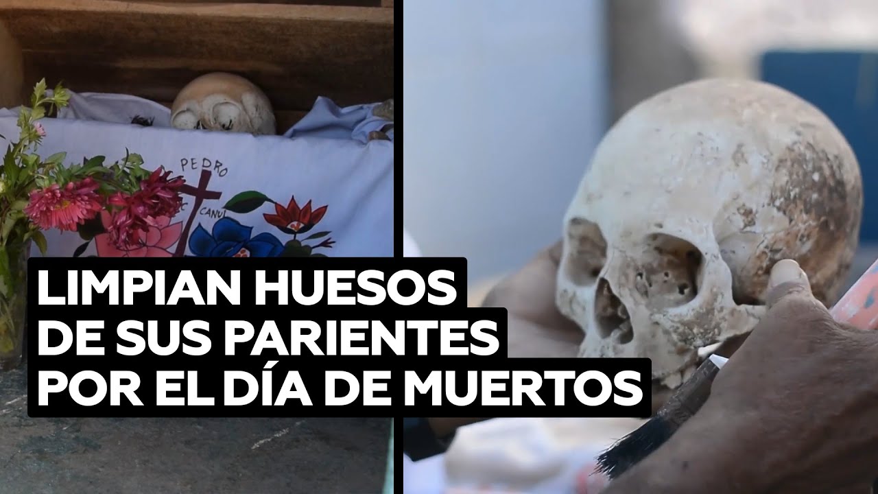 Familiares limpian los huesos de los difuntos antes del Día de Muertos en México