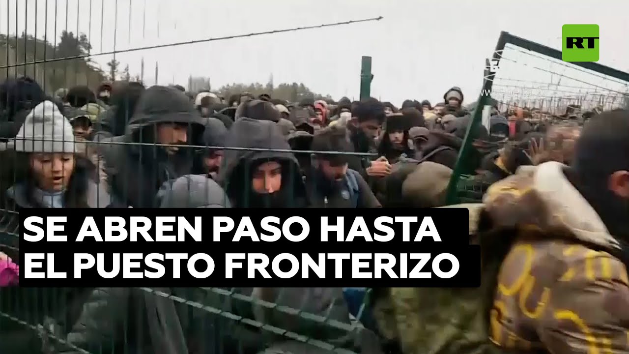 Refugiados se abren paso hasta el puesto de control de Bruzgi