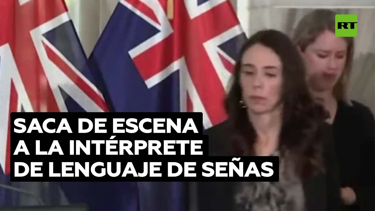 Jacinda Ardern cubre a una intérprete de lenguaje de señas en una conferencia