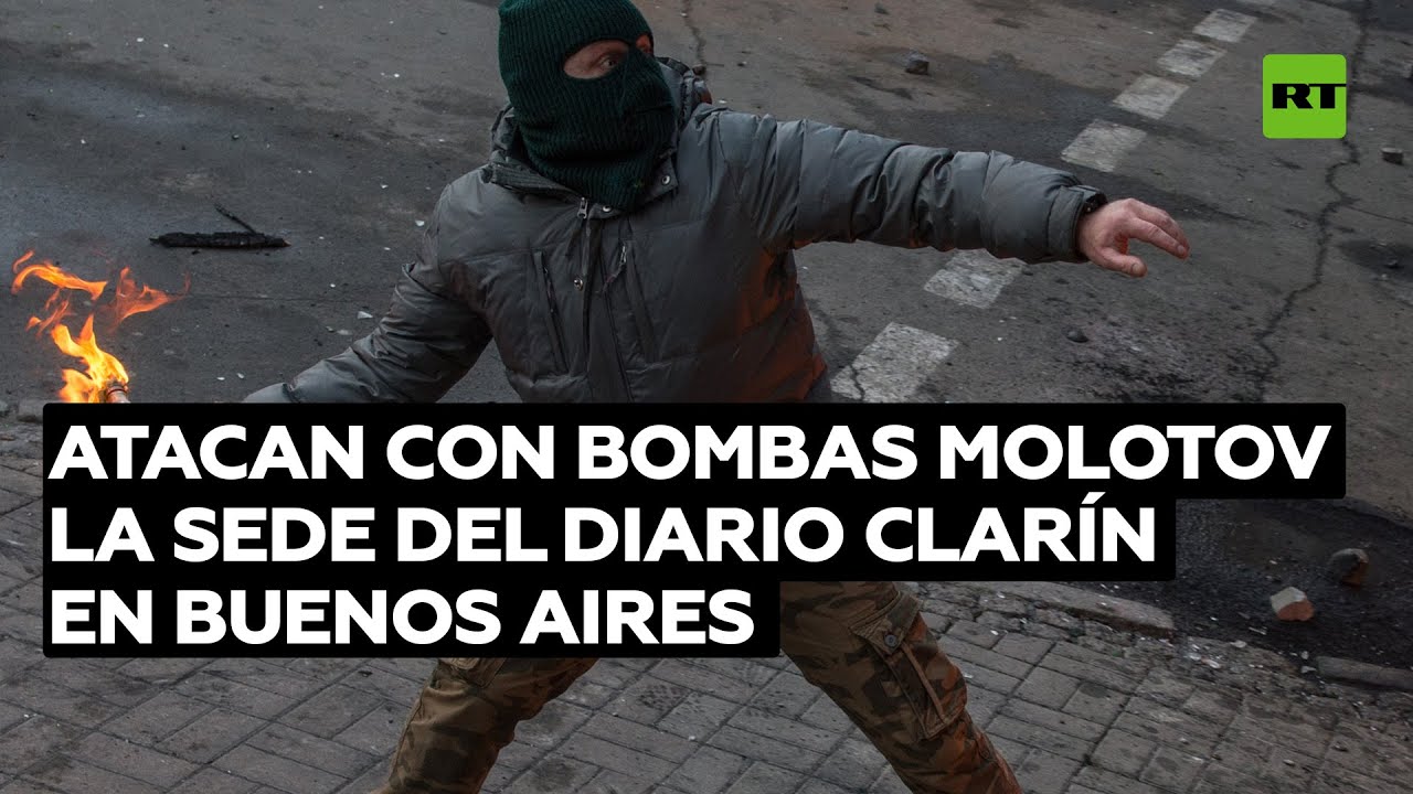 Personas encapuchadas atacan con bombas molotov la sede del diario Clarín en Buenos Aires
