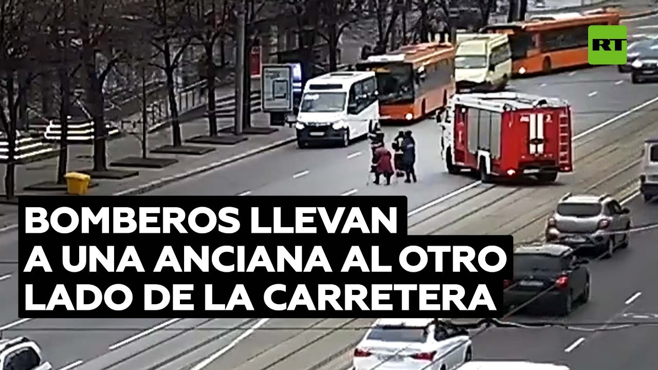 Bomberos bloquean una carretera para que la cruce una abuela @RT Play en Español