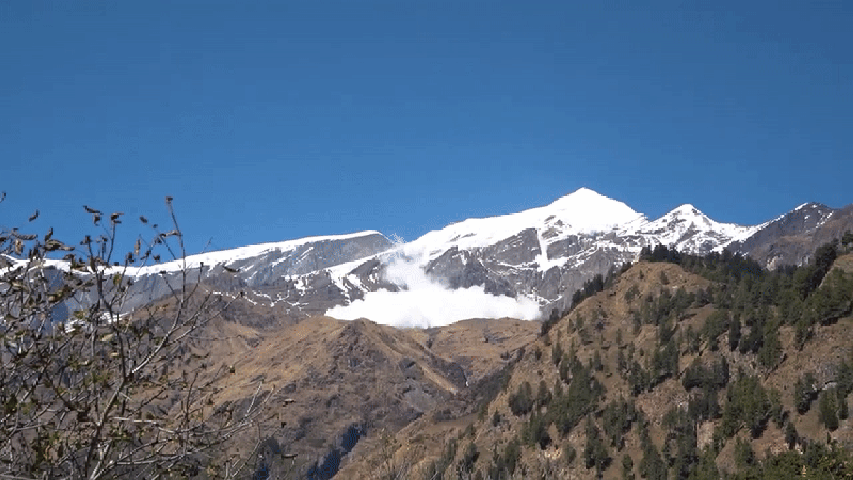 Una enorme avalancha se queda a punto de sepultar dos pequeños pueblos en Nepal