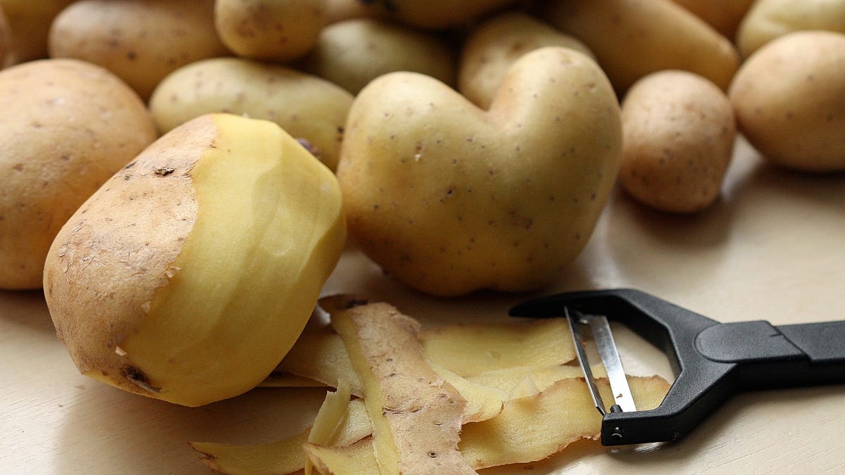 El truco para pelar patatas en segundos te va a volar la cabeza