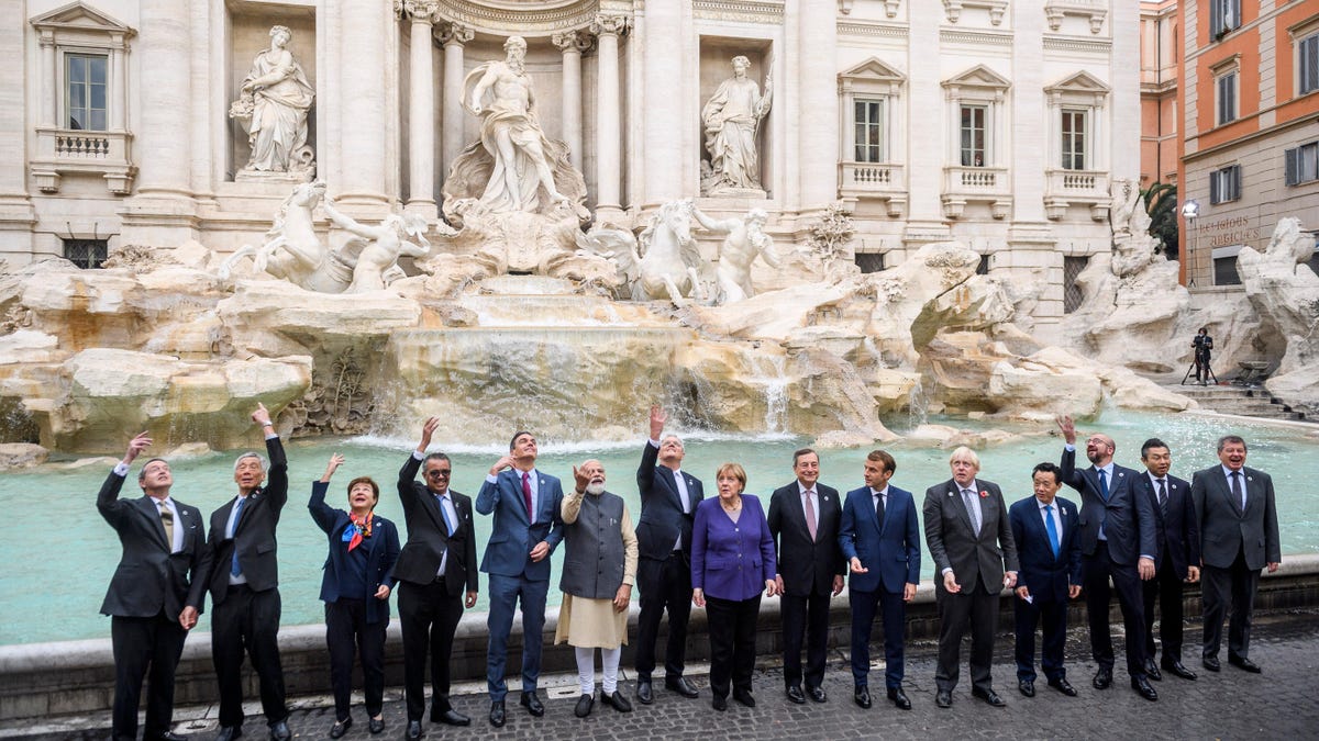 Los líderes del mundo tiran una moneda a la Fontana di Trevi para desear el fin del cambio climático