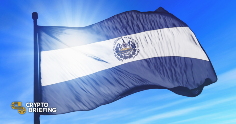 El Salvador compra el chapuzón, otra vez