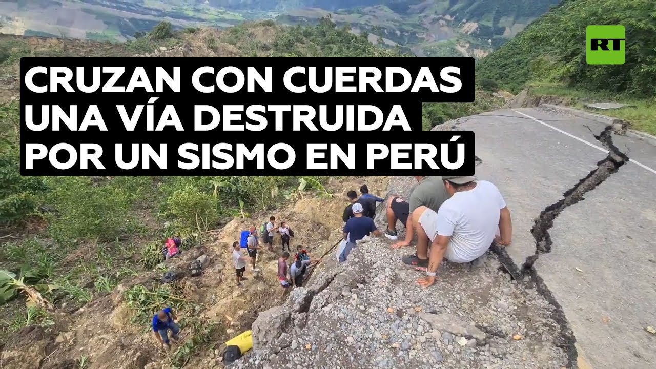 Residentes de la amazonia peruana usan cuerdas para cruzar una vía dañada por un sismo