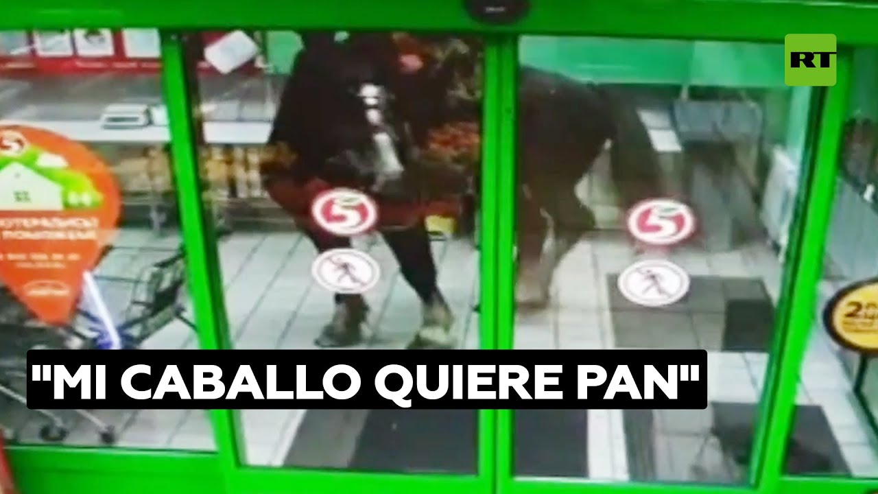 Un jinete ebrio entra con su caballo a un supermercado @RT Play en Español