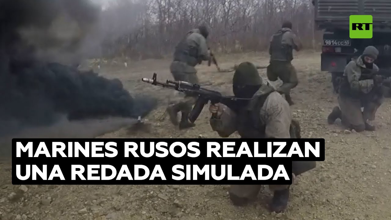 Un comando de marines rusos ataca un puesto de mando de un enemigo potencial durante un simulacro