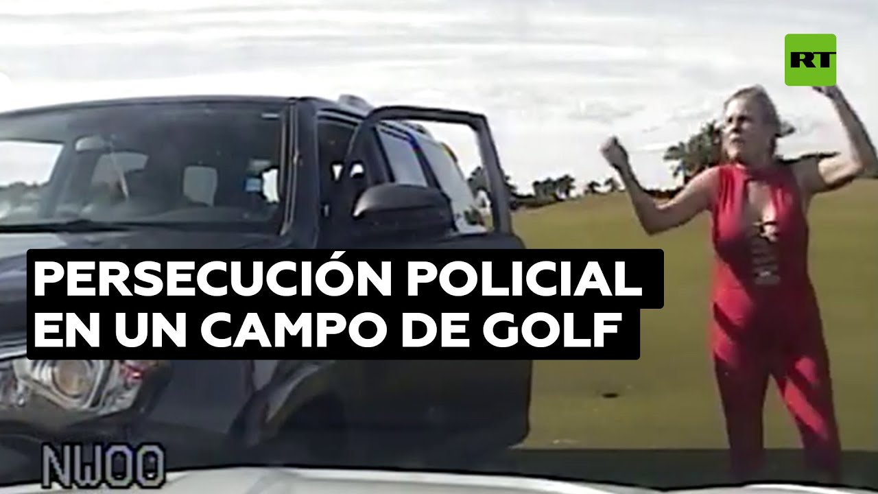 Policías persiguen a una mujer en coche por un campo de golf