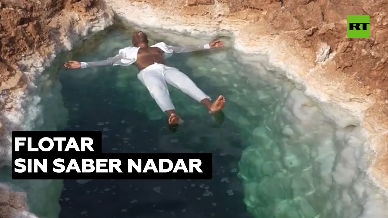Un hombre que no sabe nadar flota en un lago salado de Egipto @RT Play en Español