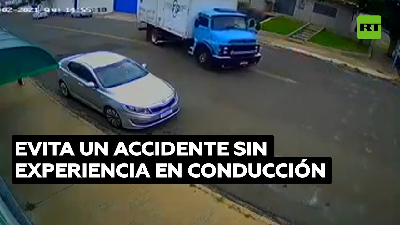 Una mujer se sube a un camión descontrolado y evita un accidente en Brasil @RT Play en Español