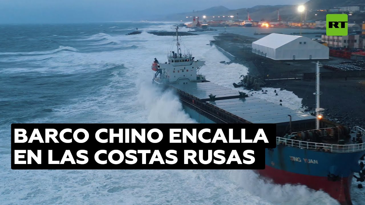 Barco queda encallado en la costa rusa a causa de una tormenta