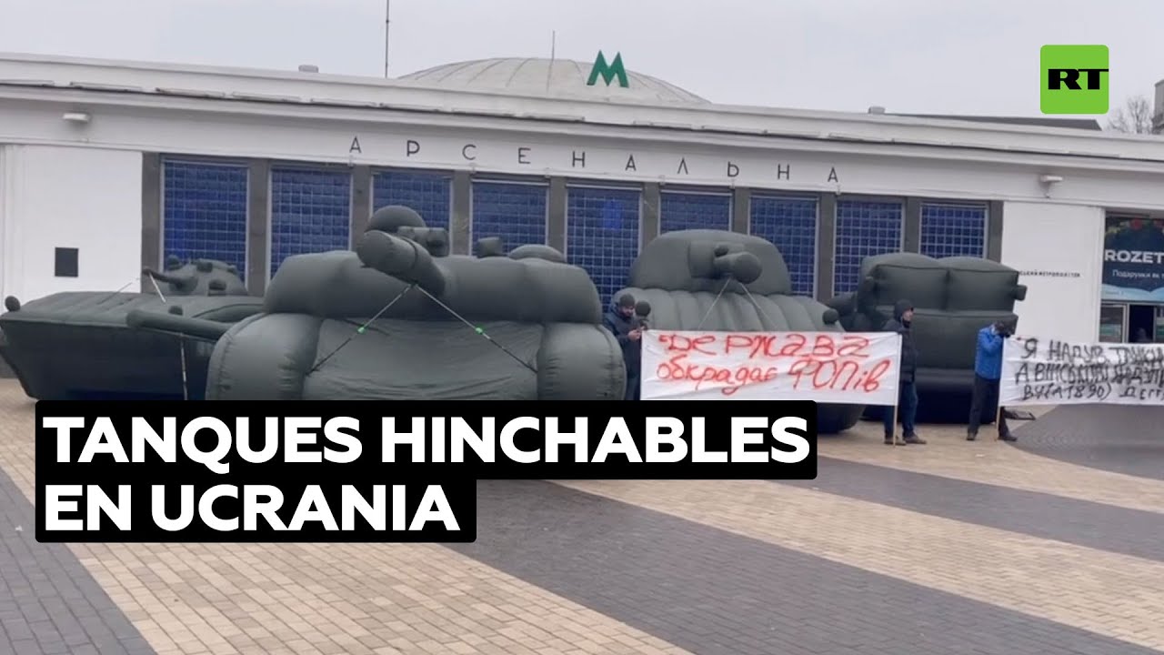Aparecen tanques hinchables en el centro de Kiev @RT Play en Español