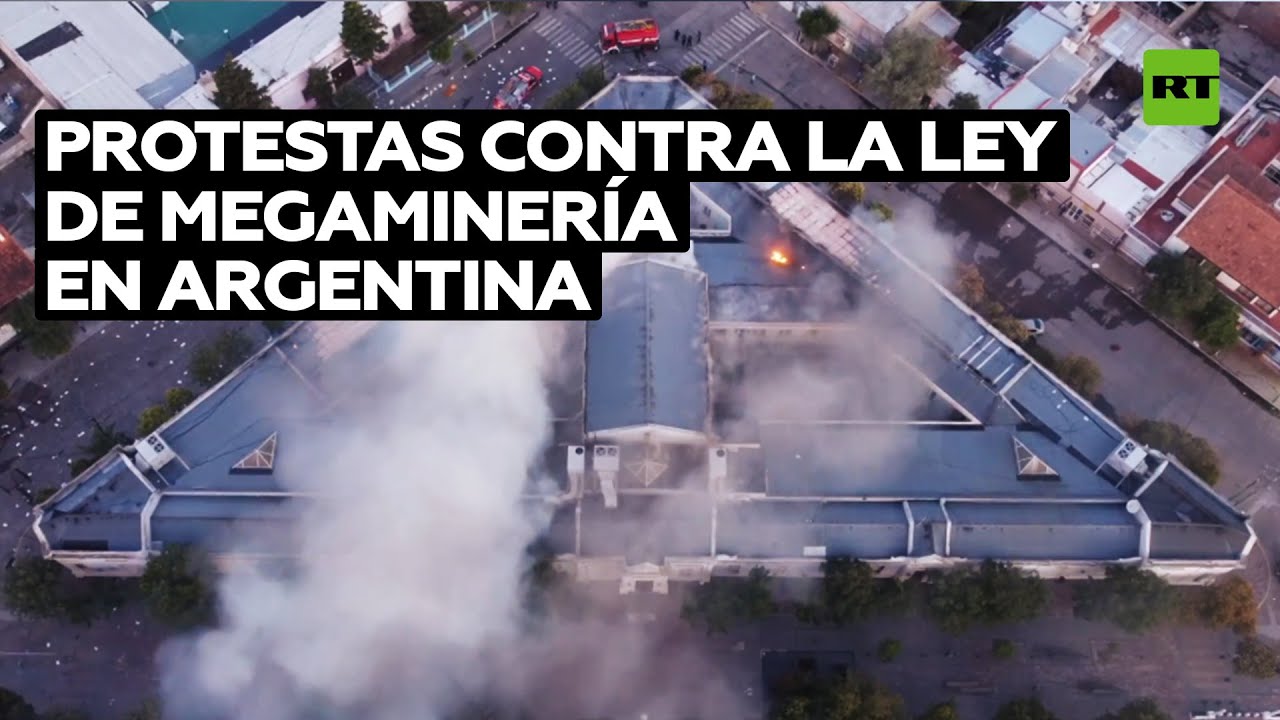 Incendian edificios gubernamentales en oposición a la ley de megaminería en Argentina