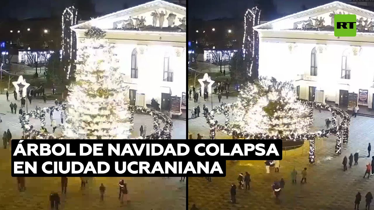 Se derrumba un enorme árbol de Navidad en una ciudad ucraniana