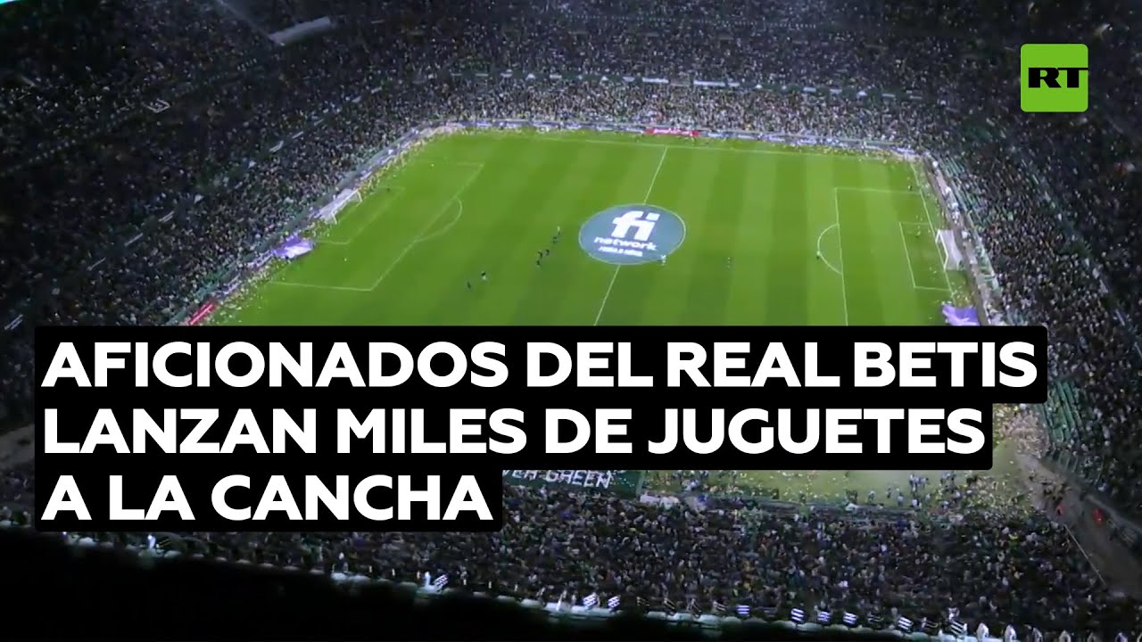 Los aficionados del Real Betis lanzan miles de juguetes a la cancha @RT Play en Español