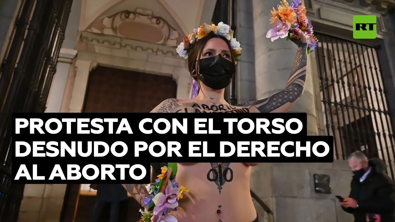Una activista de Femen posa en toples frente a una iglesia de Madrid a favor del derecho al aborto