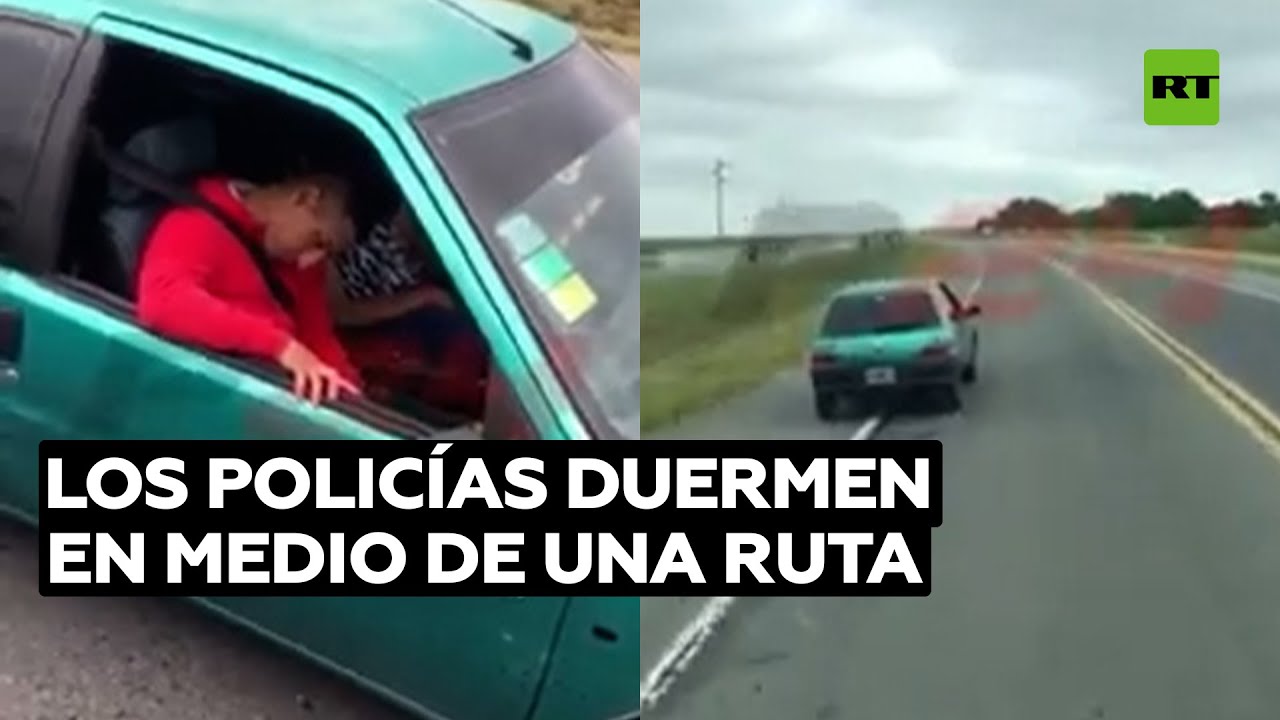 Dos policías borrachos circulan por una carretera en Buenos Aires @RT Play en Español