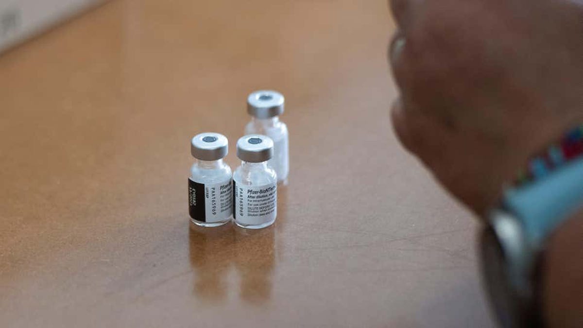 Recibe 10 vacunas Covid en un día en nombre de otras personas