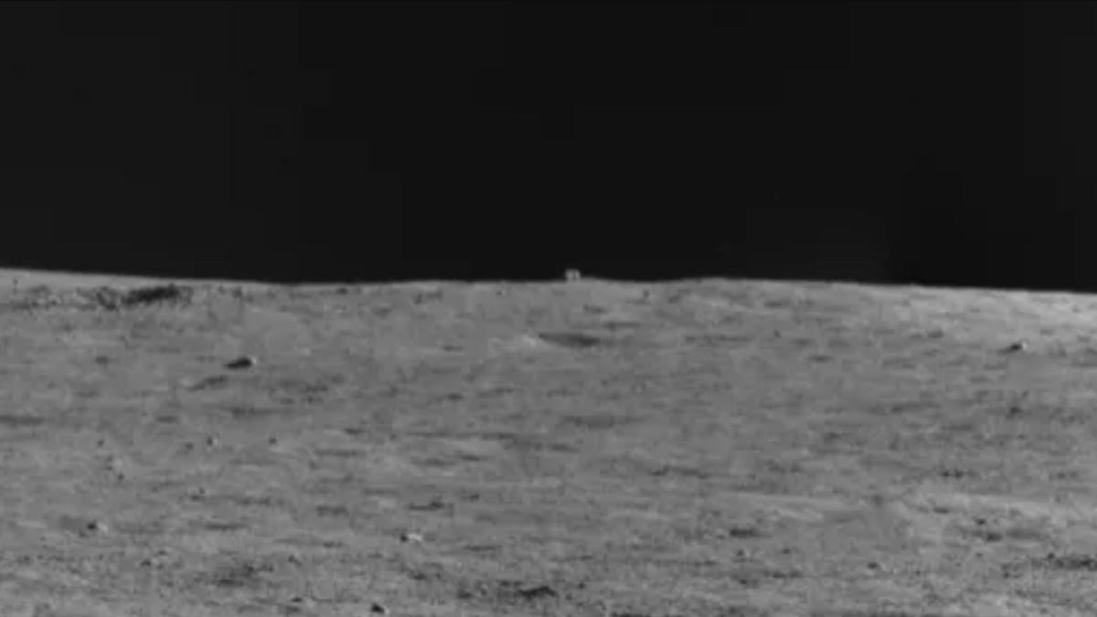 La extraña formación cúbica sobre la superficie de la Luna ha resultado ser una roca