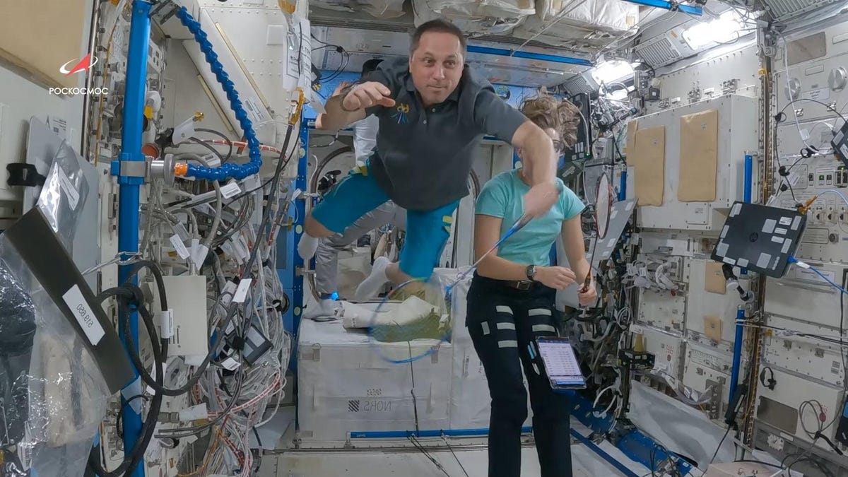 Turistas y astronautas juegan un partido de bádminton en la Estación Espacial Internacional