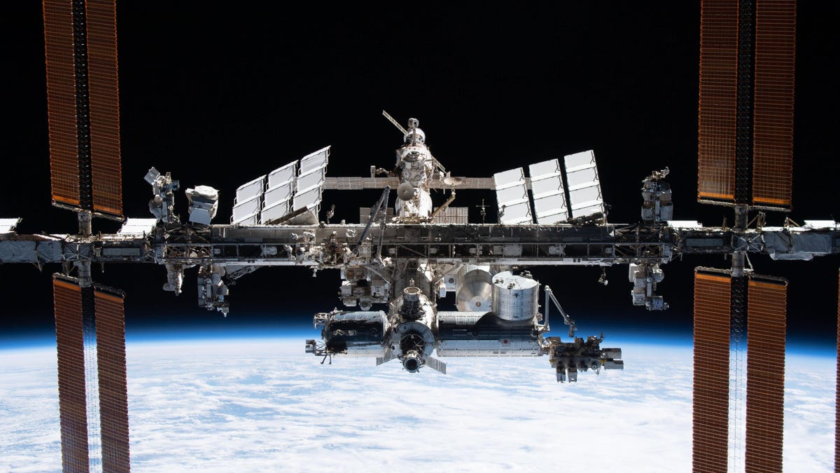 NASA niega teoría rusa de astronauta hizo un agujero en la EEI
