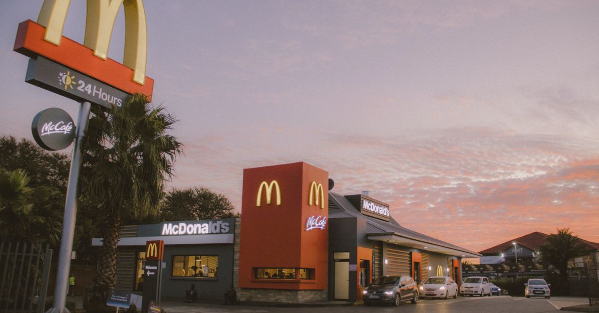 El proyecto McRib NFT de McDonald’s se vincula con insultos raciales registrados en blockchain