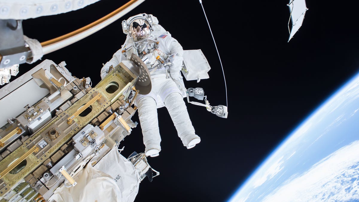 La NASA restrasó la reparación de una antena de la ISS por el riesgo de impacto con basura espacial