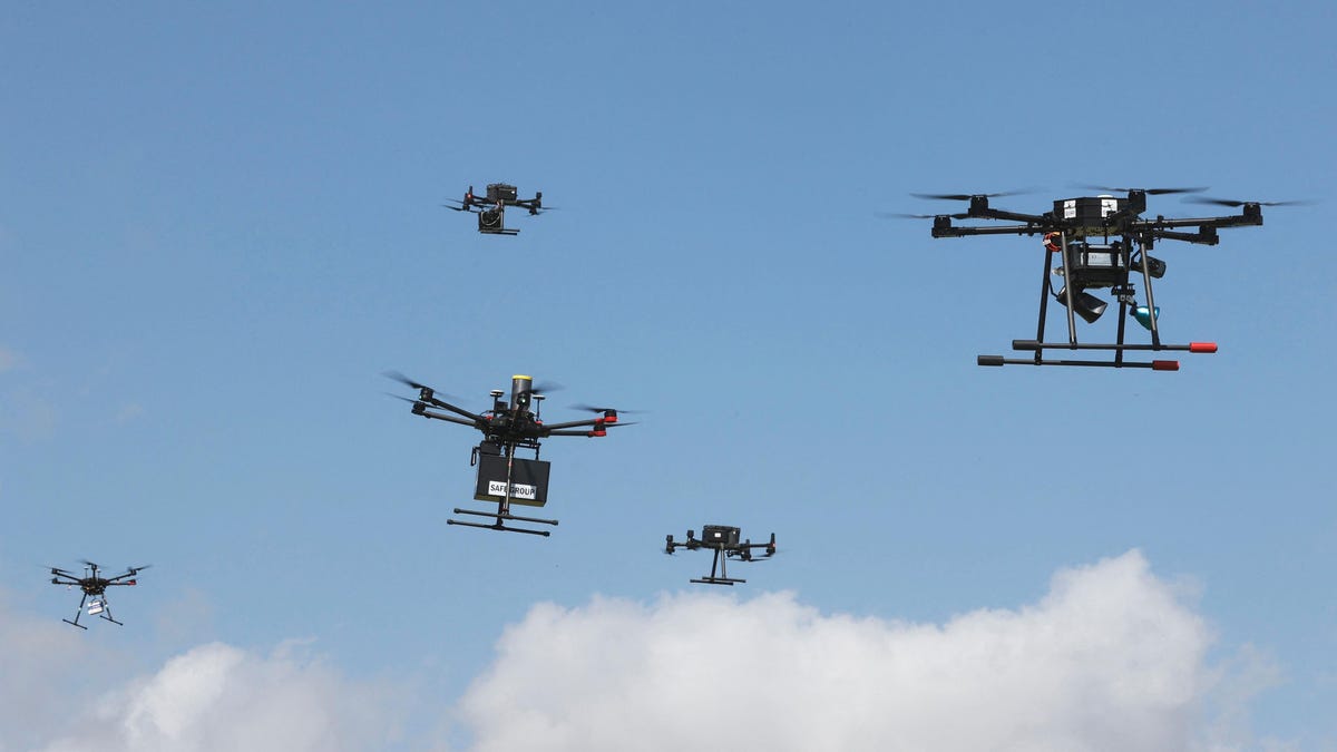 DARPA está investigando la carga inalámbrica de larga distancia para sus enjambres de drones