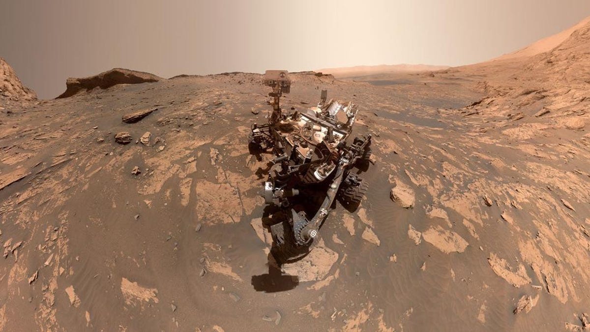 El rover Curiosity vuelve a compartir un impresionante selfie desde el cráter Gale
