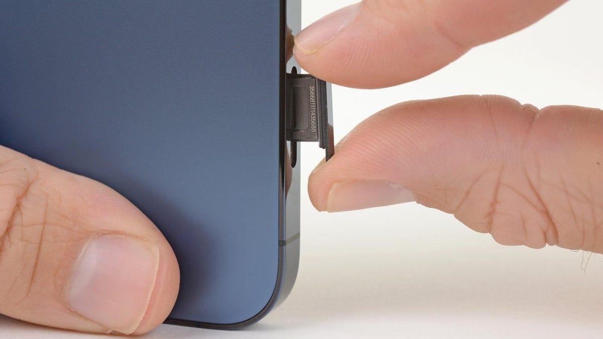 Apple lanzaría un iPhone sin bandeja SIM en 2022