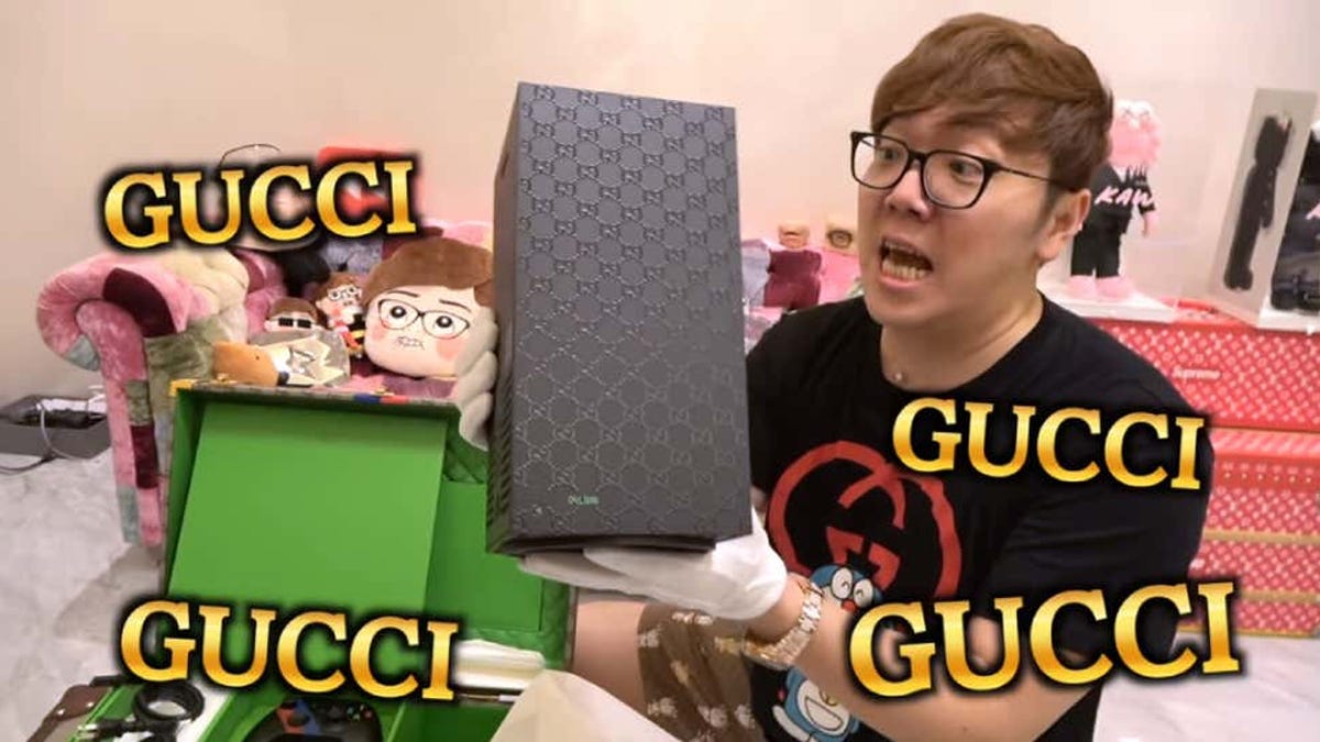 El YouTuber más grande de Japón compró la Xbox de Gucci