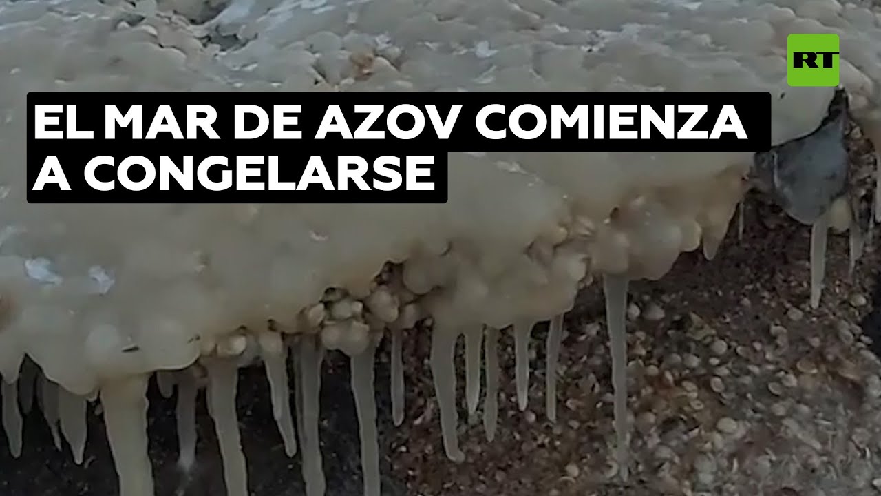 Una capa de hielo cubre las orillas del mar de Azov