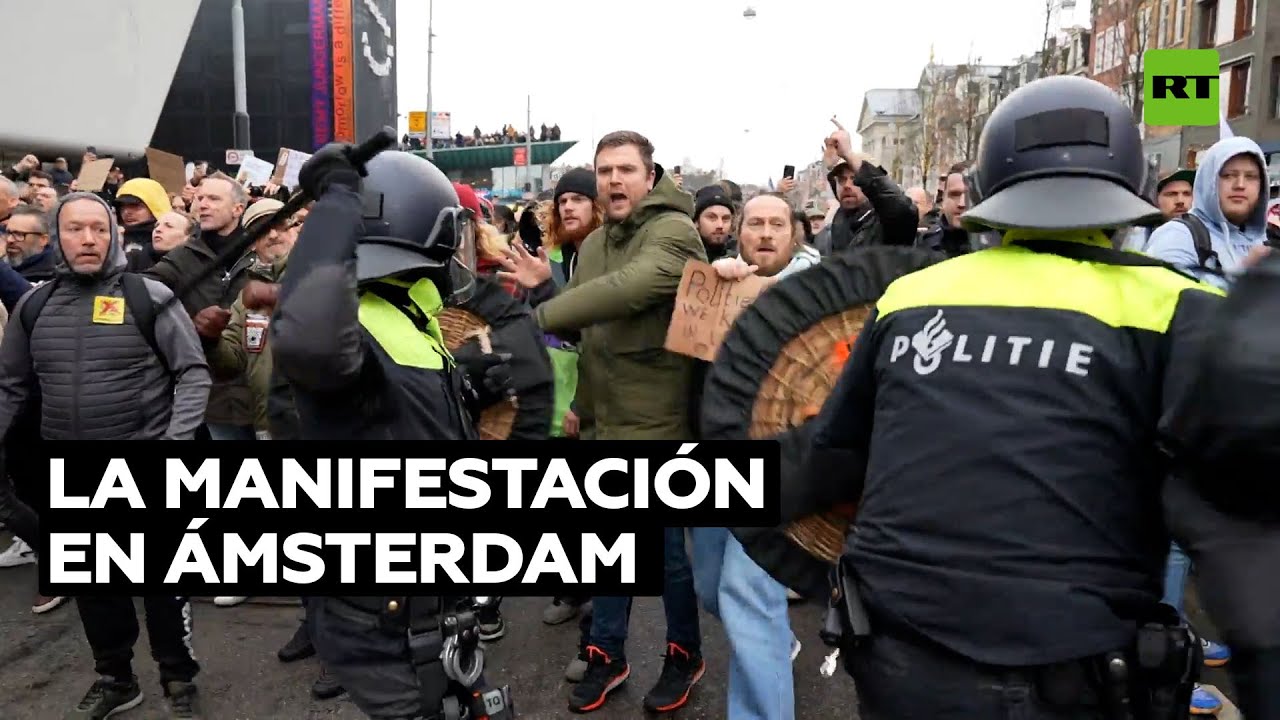 Policía utiliza perros y golpea con porras en protesta contra las restricciones en Ámsterdam